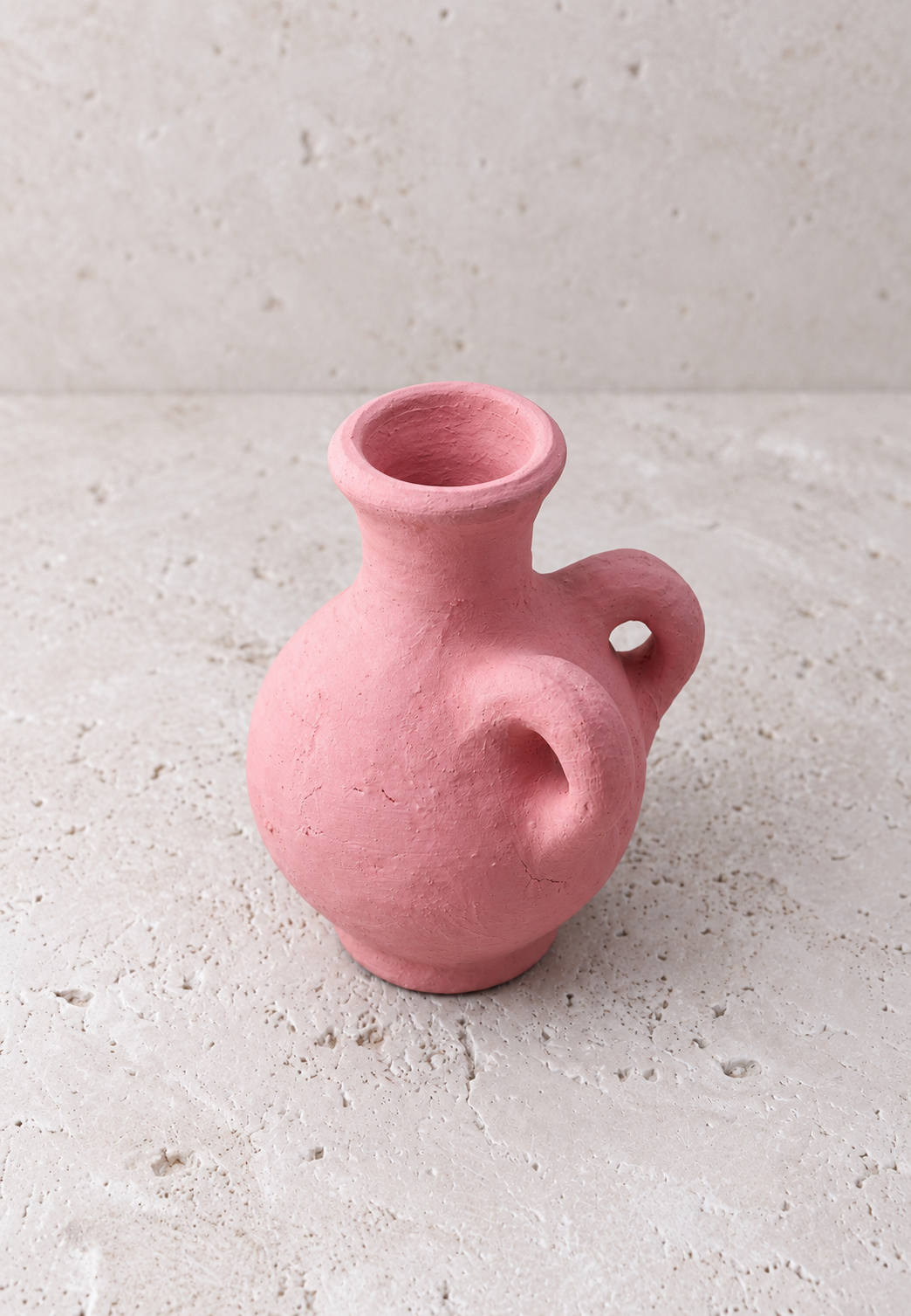 Dettaglio della superficie sabbiosa rosa corallo opaco del vaso anfora