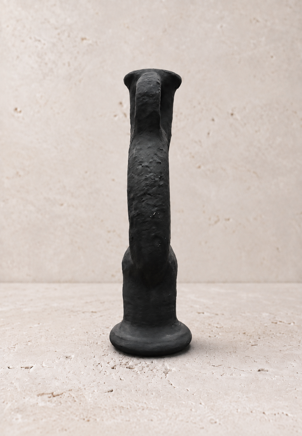Obsidian Vase, Seitenansicht der mattschwarzen Skulpturkeramik