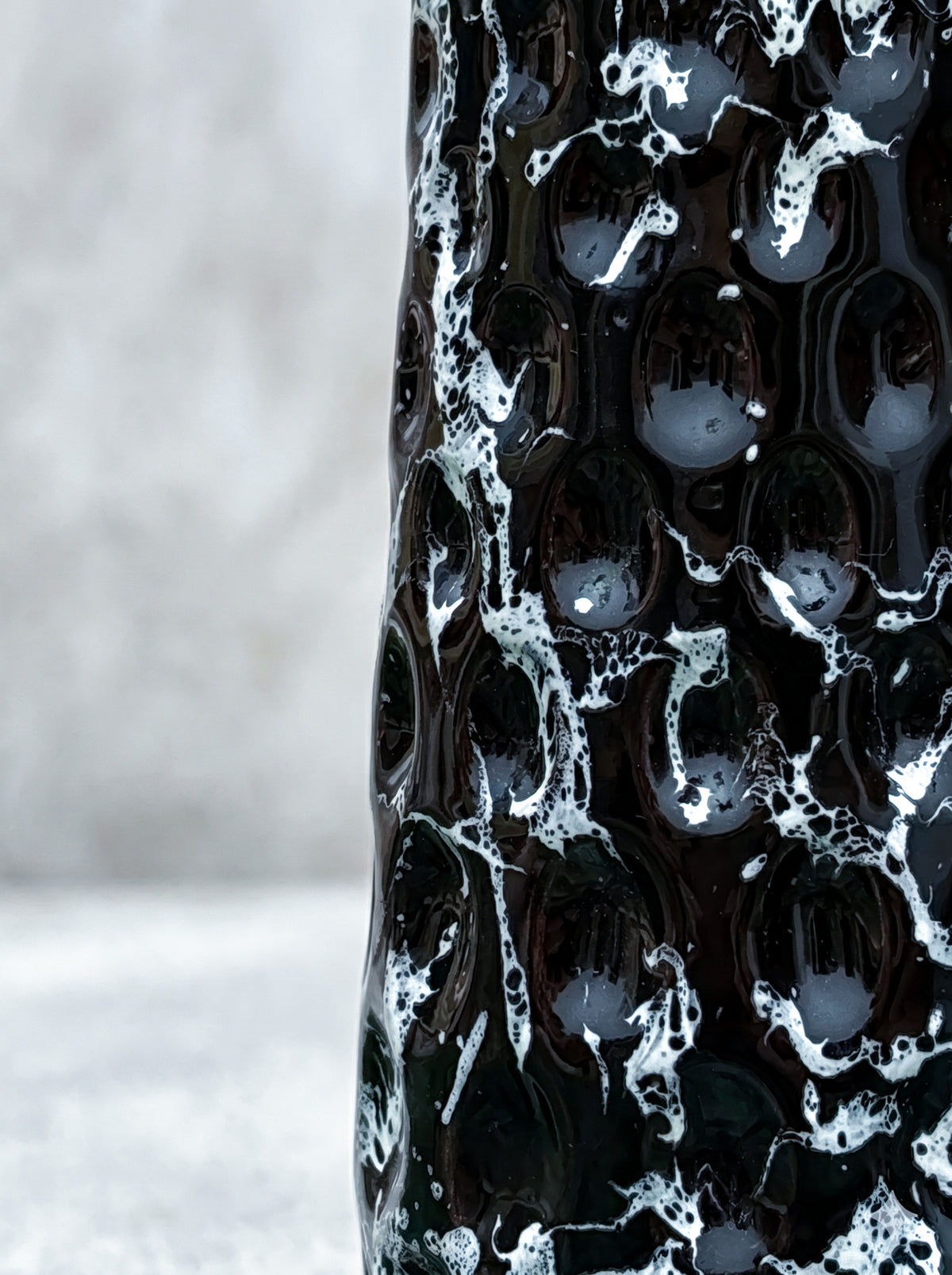 Vaso in vetro Dark Fumo nero venato di bianco su una mensola