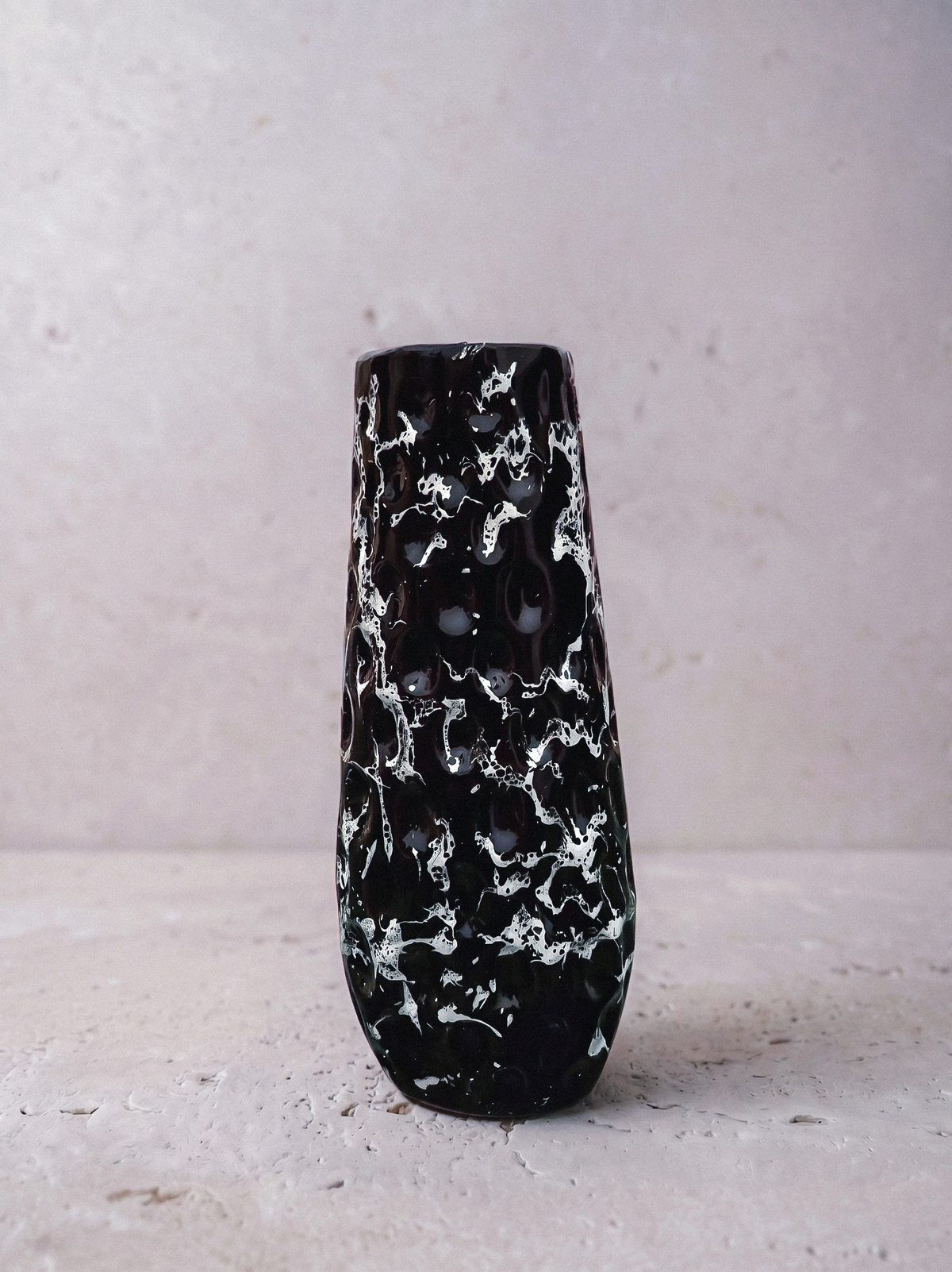 Vaso in vetro Dark Fumo di Casarin, vaso alto nero con venature bianche