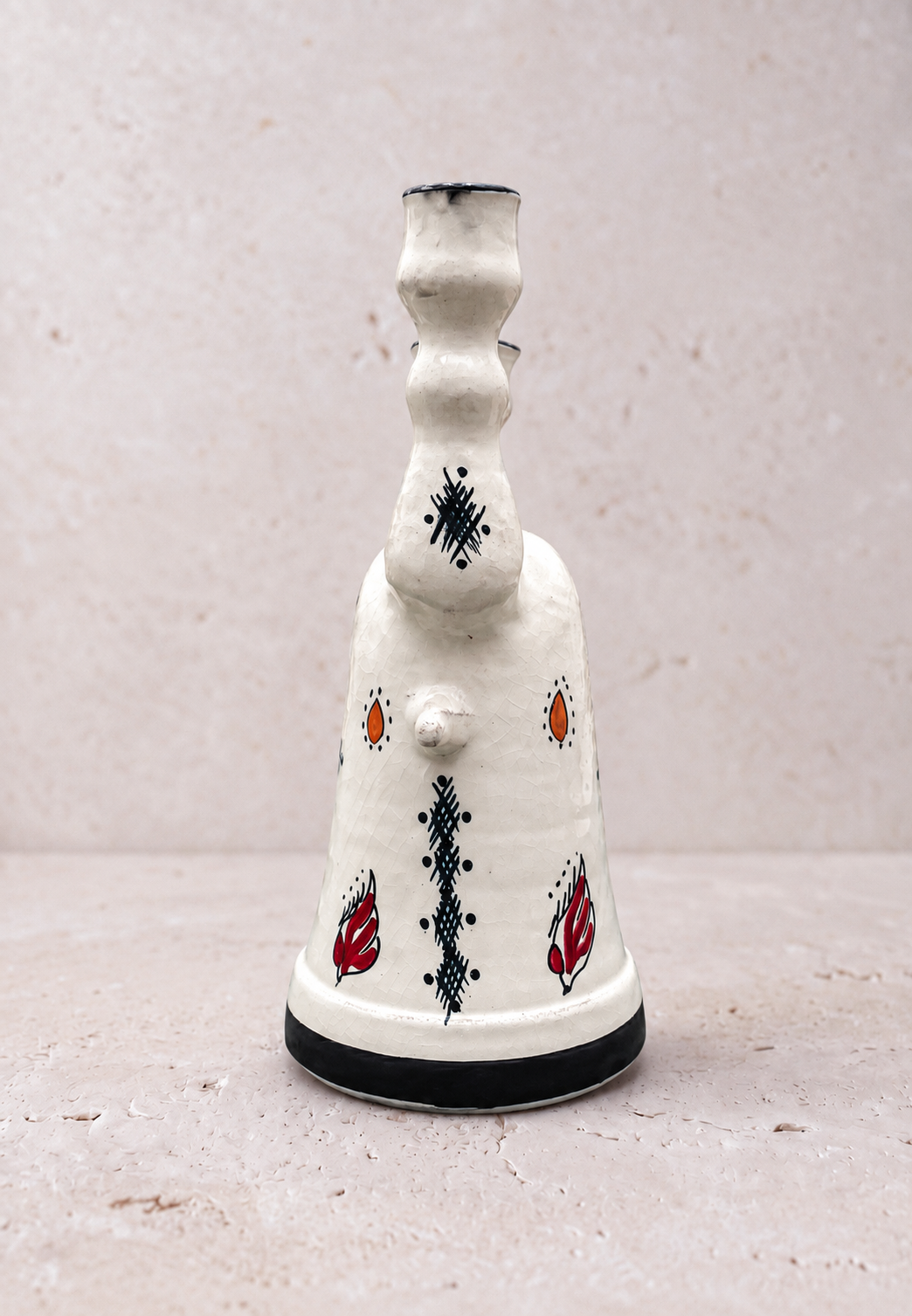 Vase Riad à double col avec une tige dans chaque col, dans un intérieur minimaliste