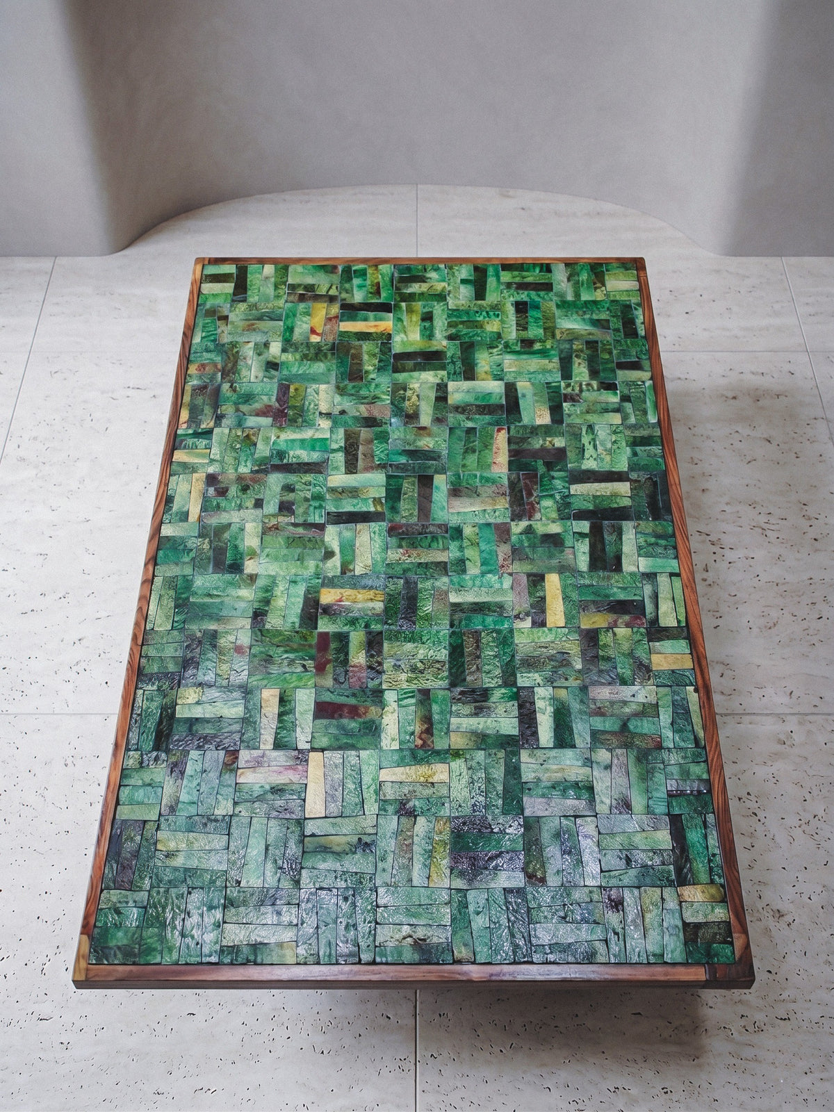 Tavolo da collezione Casarin in noce con piano in ceramica verde, ambientato